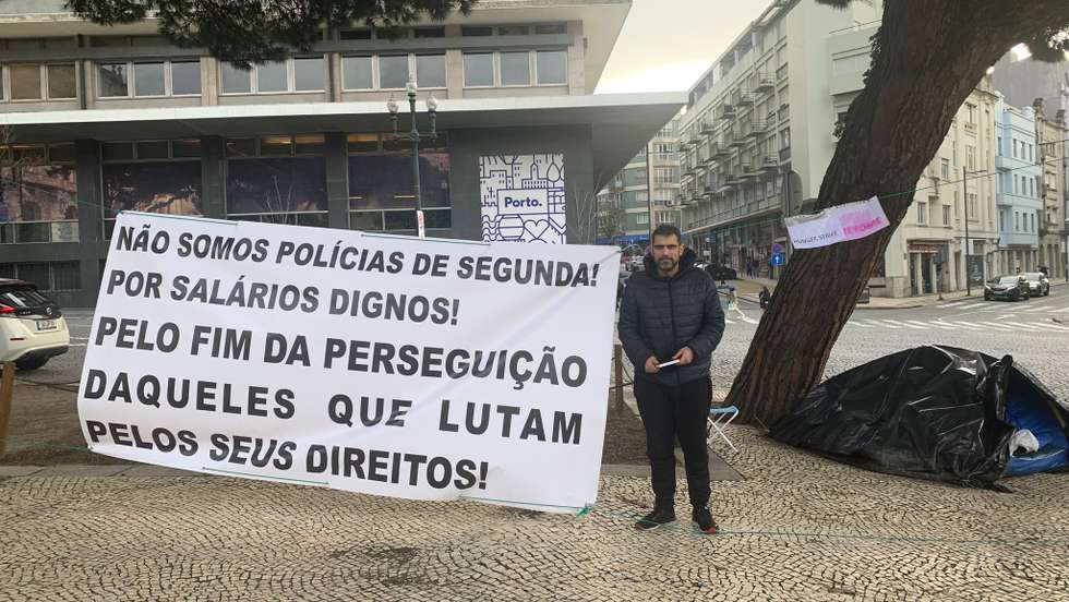 "É óbvio que estou aqui por minha demanda, mas também por todos eles [PSP, GNR e Guarda Prisional] e a forma como foram perseguidos", afirmou o sargento da GNR, Josias Alves