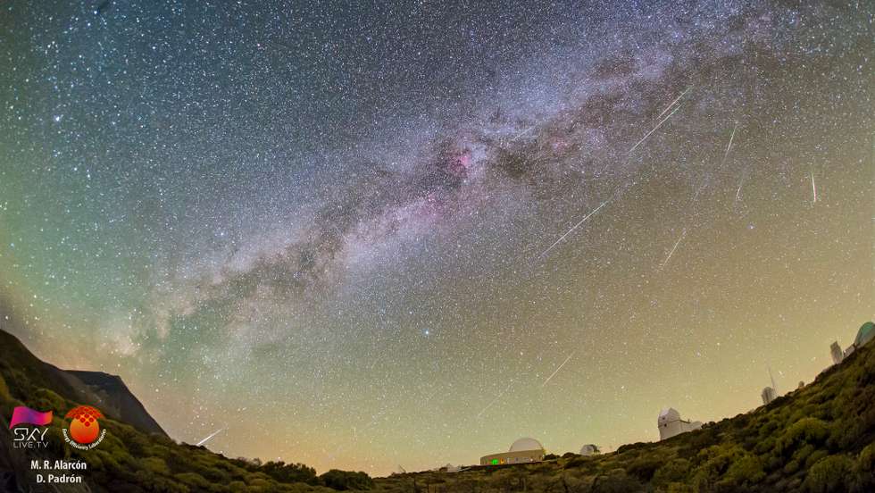 Algunas de las Perseidas capturadas la noche del 11 al 12 de agosto de 2021 desde el Observatorio del Teide (Instituto de Astrofísica de Canarias). En la imagen, la Vía Láctea divide el cielo con una diagonal que parece conectar el pico del volcán Teide (en la isla de Tenerife), con el radiante de esta lluvia de meteoros, la constelación de Perseo, que apenas se aprecia debido a la densidad de estrellas que pueblan el cielo. En el extremo izquierdo de la mitad superior destaca Júpiter. También muy brillante, debajo de él, le acompaña Saturno. Mucho más a su derecha, casi en el límite superior de esta composición, un óvalo difuso revela la presencia de la galaxia de Andrómeda. Otro de los objetos que reclaman protagonismo es la estrella Vega, la candela de los astrónomos. Esta estrella es utilizada como referencia por los científicos, llegando a considerarse la más importante del cielo después del Sol. En el plano terrestre, sobre la vegetación característica de esta zona de preparque, se distinguen el perfil de la Pirámide solar y las cúpulas de los telescopios IAC80, OGS, ELRS (ESA Laser Ranging Station), los telescopios solares VTT y GREGOR; y QUIJOTE. Crédito: M. R. Alarcón y D. Padrón.