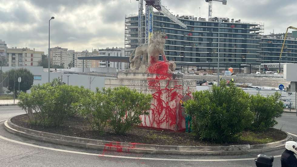 Estátua foi grafitada de vermelho