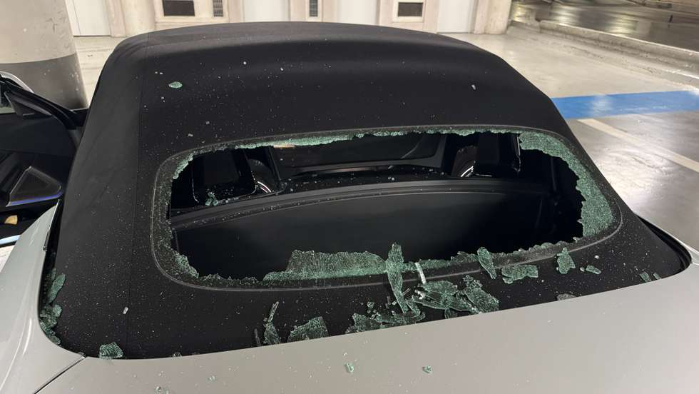 Carro vandalizado