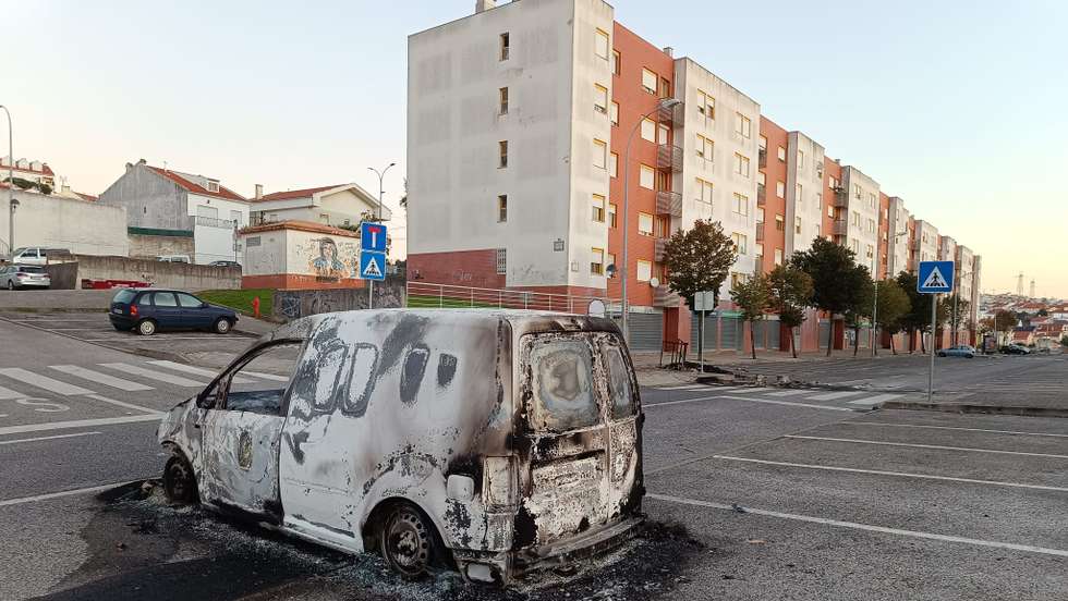 Um dos carros incendiados, a 22 de outubro, no bairro da Portela