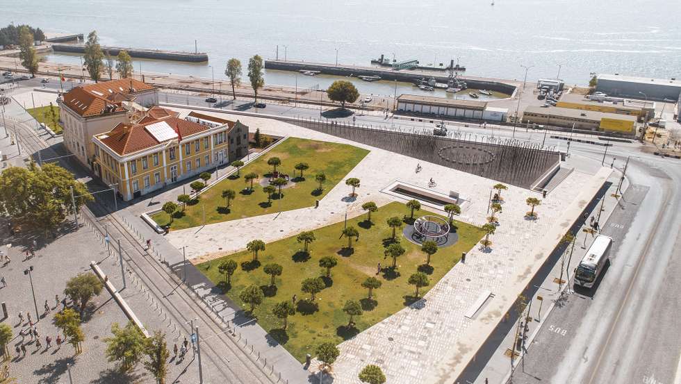 Imagem do projeto "Plantação", do artista Kia Henda, que consiste numa instalação escultórica de 400 canas-de-açúcar