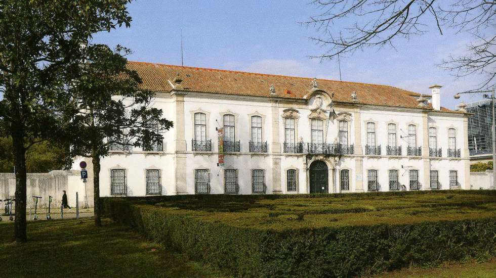 A museologia e a museografia do palácio Pimenta estão a ser revisitadas e reelaboradas a bom ritmo e em múltiplos aspetos e competências