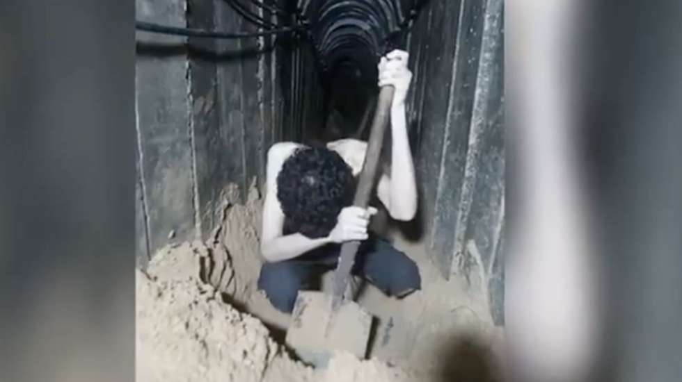 David. Muito magro, o jovem de 24 anos gravou um vídeo em que se queixa da fome que tem sentido num túnel do grupo islâmico