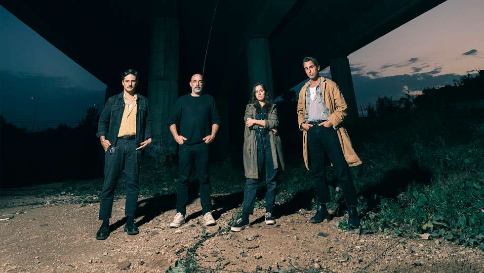 O grupo português Linda Martini nasceu em 2003, tendo lançado o seu primeiro álbum, Olhos de Mongol, em 2006