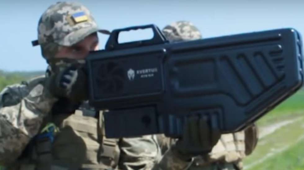Na imagem, um soldado segura a KVSG-6 para a sua demonstração no vídeo divulgado pela Ucrânia.