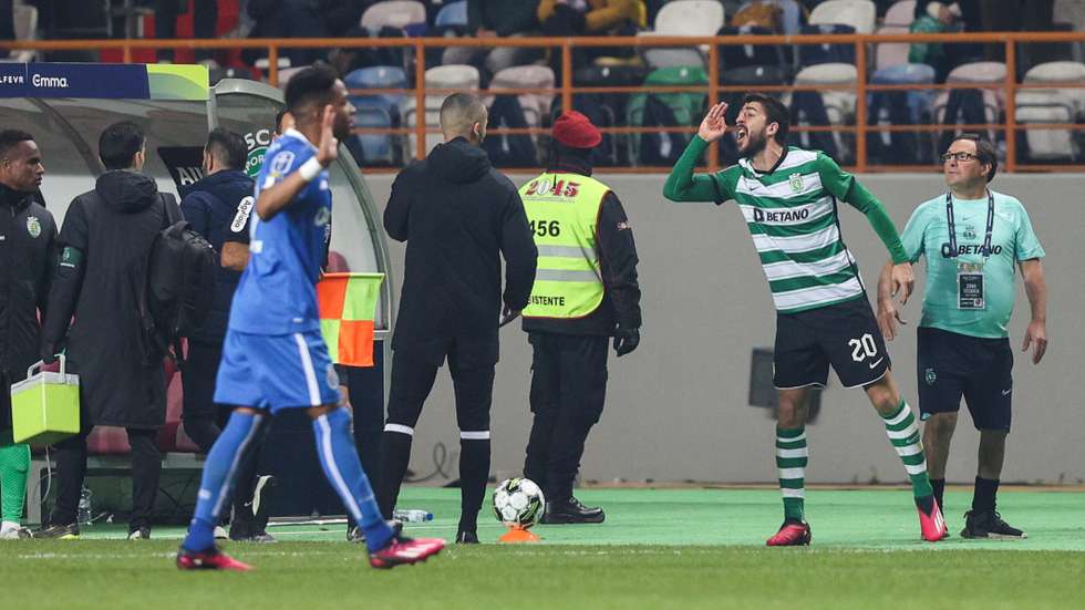 Paulinho foi expulso por acumulação de amarelos na final da Taça da Liga mas terá chamado "corruptos" aos membros da equipa de arbitragem