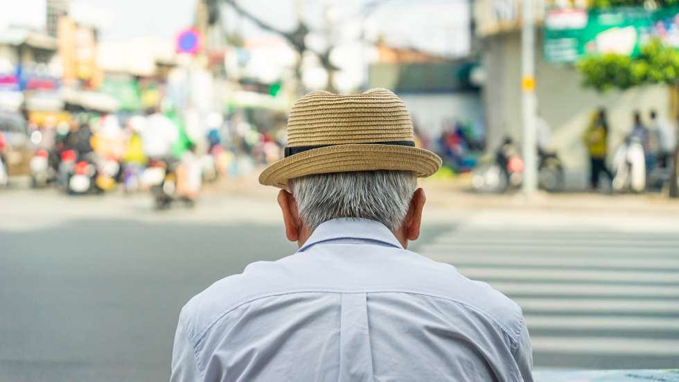 Homem idoso de terceira idade com muitos anos