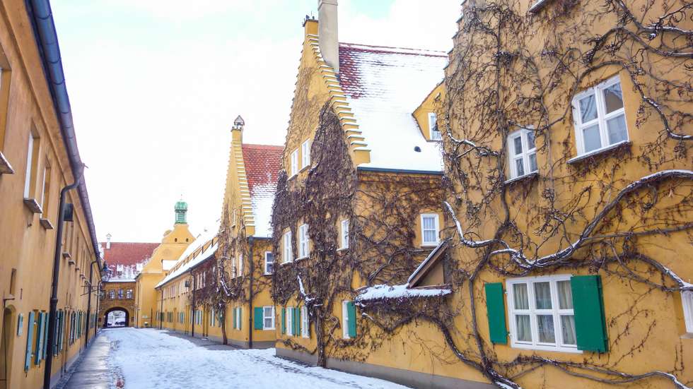 Rua do bairro Fuggerei no Inverno