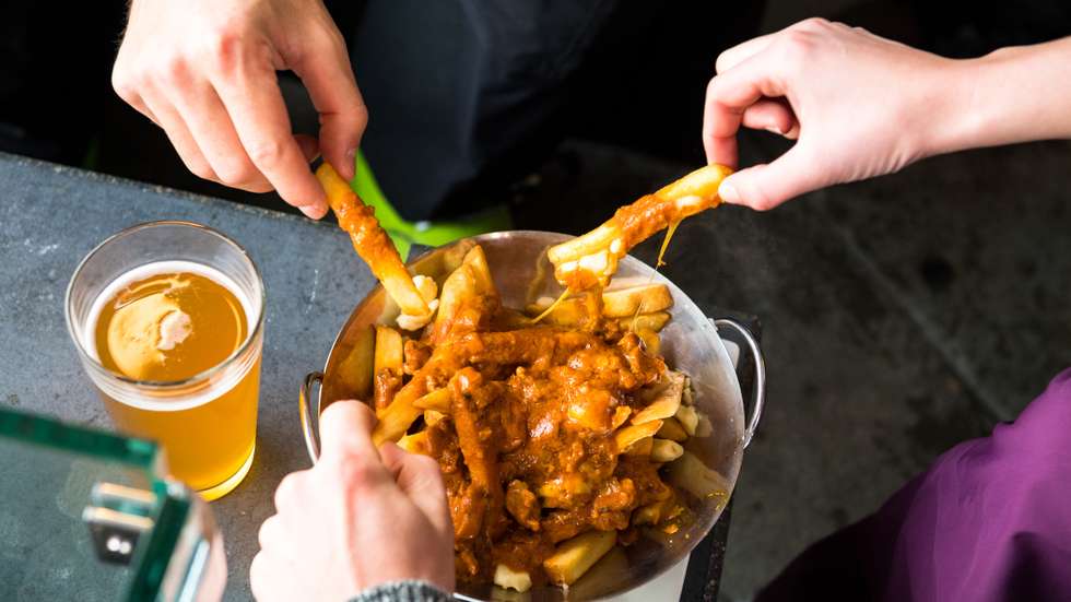 Restaurante francês viu-se obrigado a explicar que as batatas poutine não têm qualquer relação com Vladimir Putin, depois de ser alvo de ameaças