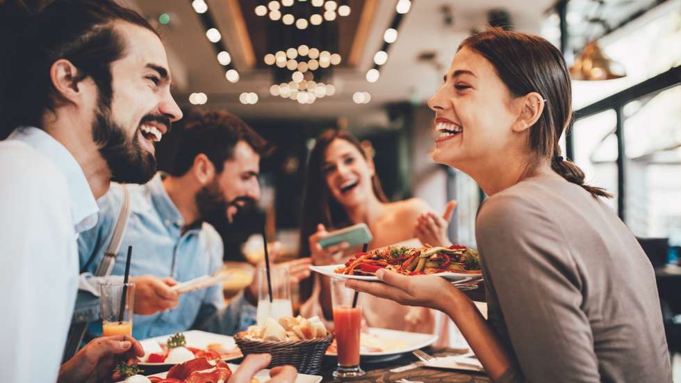 Os relacionamentos com os amigos, sublinharam os investigadores, são ainda mais determinantes para a felicidade do que os relacionamentos familiares