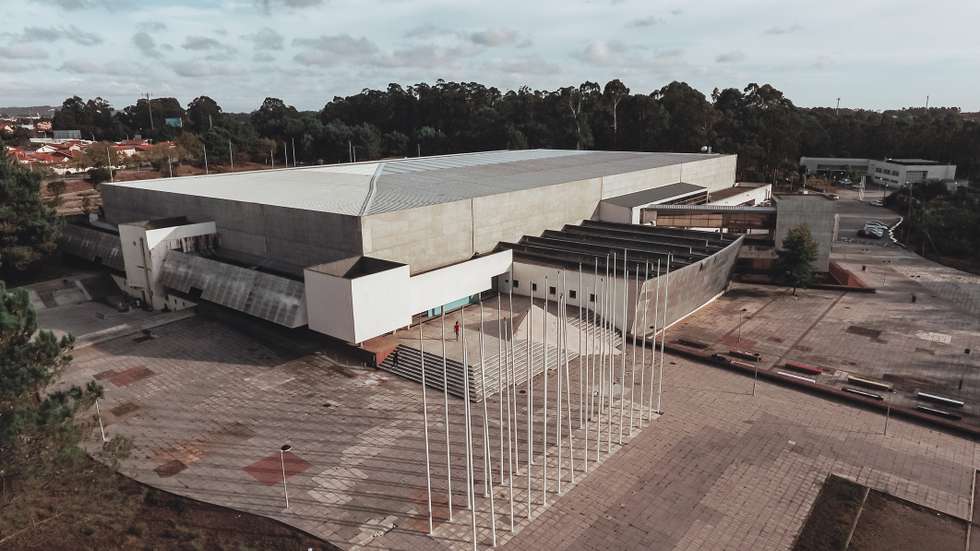 A empreitada prevê a substituição integral da cobertura, a reformulação da rede de águas pluviais, a reabilitação dos sistemas de ventilação e climatização, e a correção de "diversas patologias nas fachadas e interior do edifício"
