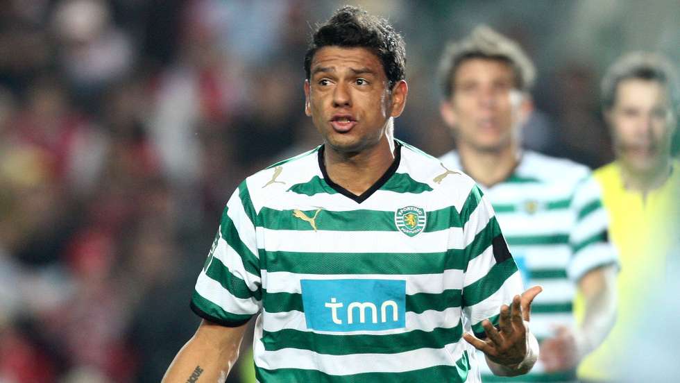 O jogador brasileiro cometeu a grande penalidade que deu o empate do Benfica na final de 2009