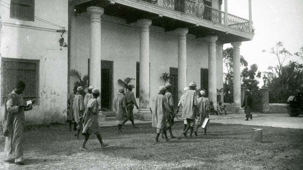 As imagens da cidade velha de Zanzibar terão chamado a atenção de Maria João Castro, que convocou para escreverem neste pequeno livro duas autoridades académicas daquele país, Abdul Sheriff e Farouk Topan
