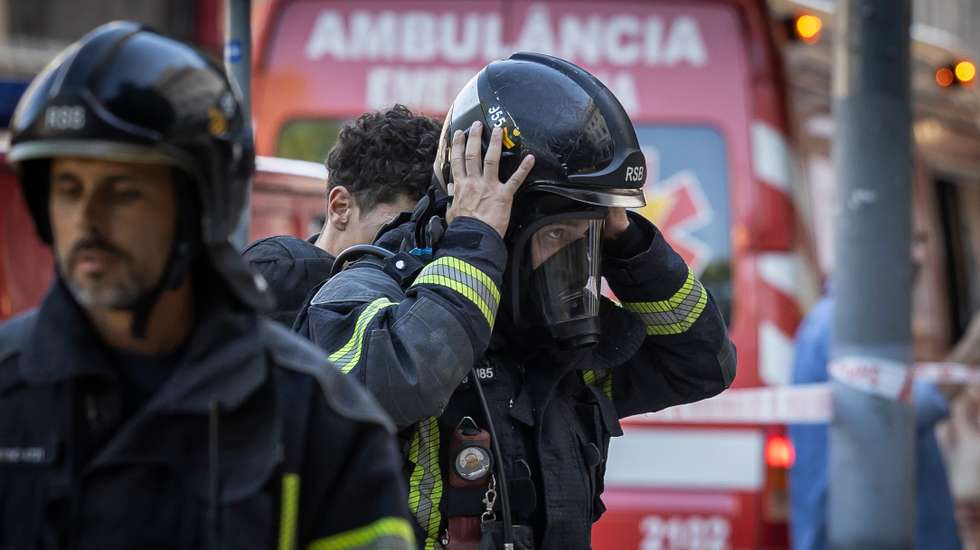 Por volta das 11h45, a vítima mortal ainda permanecia no local, onde já decorriam diligências da Polícia Judiciária