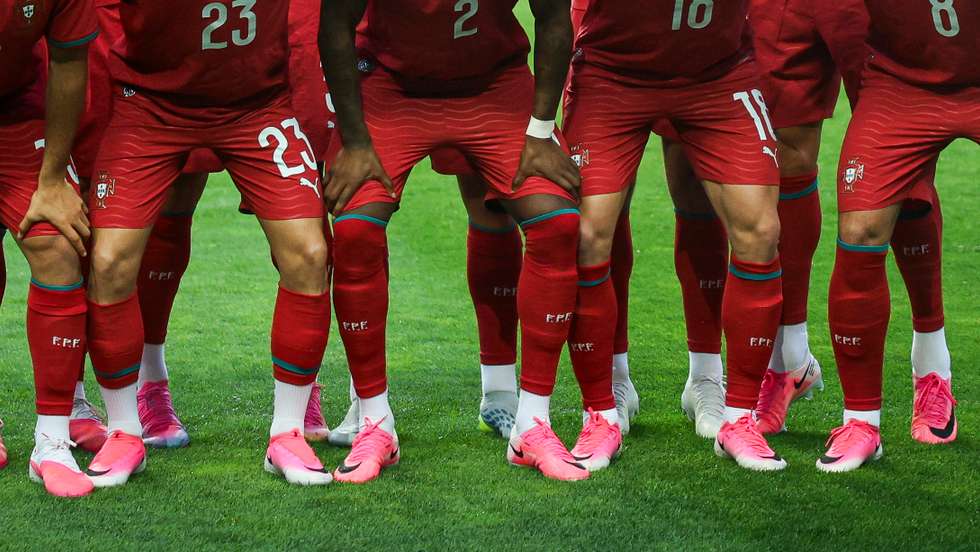 Atletas no Mundial jogam com chuteiras rosas no Mundial 2026