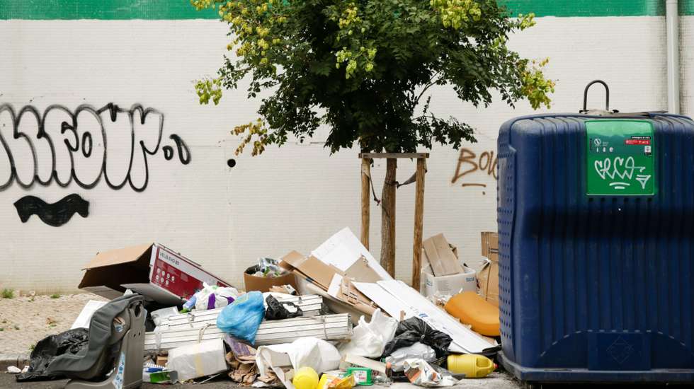 Lixo acumulado nas ruas de Lisboa