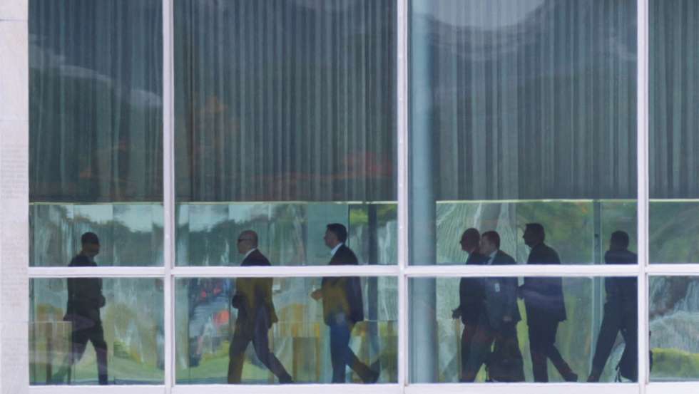 Bolsonaro (o terceiro a contar da esquerda) a chegar ao Palácio esta manhã