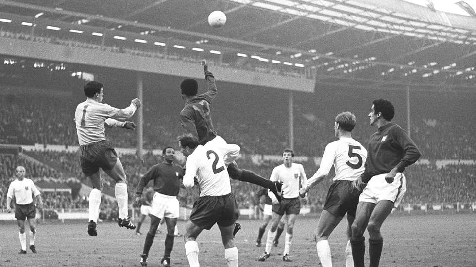Eusébio num lance dividido com o guarda-redes inglês Gordon Banks