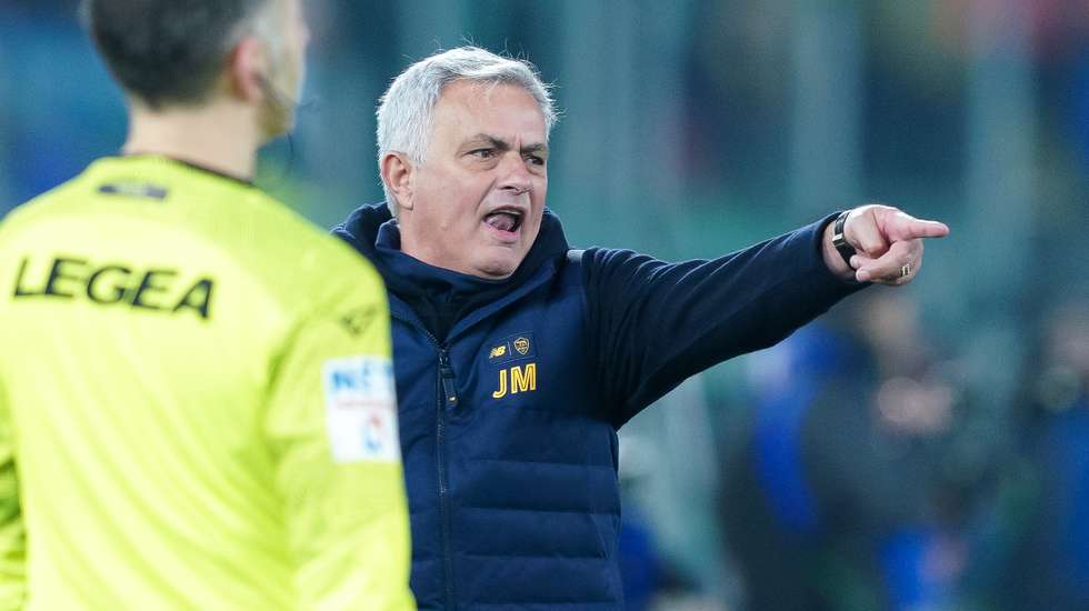 José Mourinho esteve particularmente ativo na sua zona técnica mas não conseguiu impedir derrota da Roma frente à Cremonese