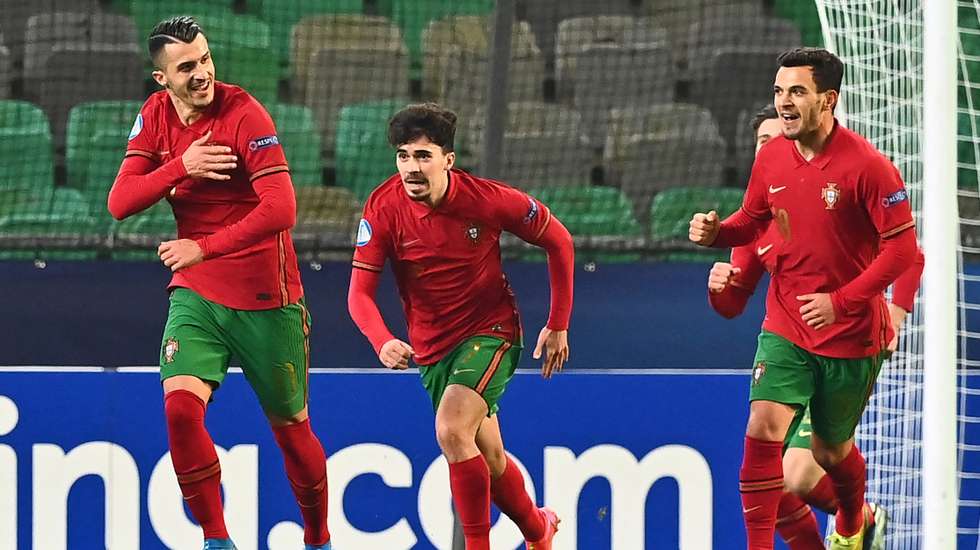 Vítor Ferreira (ao meio) tinha avisado uns minutos antes de Pote (à direita) assistir Dany Mota (à esquerda) para o primeiro golo de Portugal frente à Inglaterra