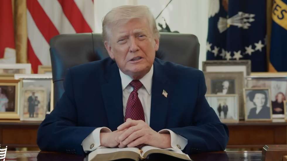 Trump lê a Bíblia