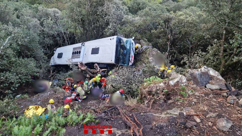 O autocarro caiu de uma ravina de 20 metros de altura numa estrada a 50 km de Barcelona