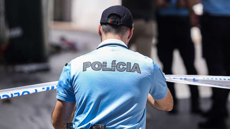 A PSP adiantou que, após revista sumária, foi possível encontrar na posse do homem a navalha utilizada no crime
