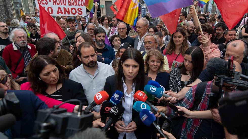Mariana Mortágua durante a descida da Rua de Santa Catarina, esta quarta-feira, na cidade do Porto