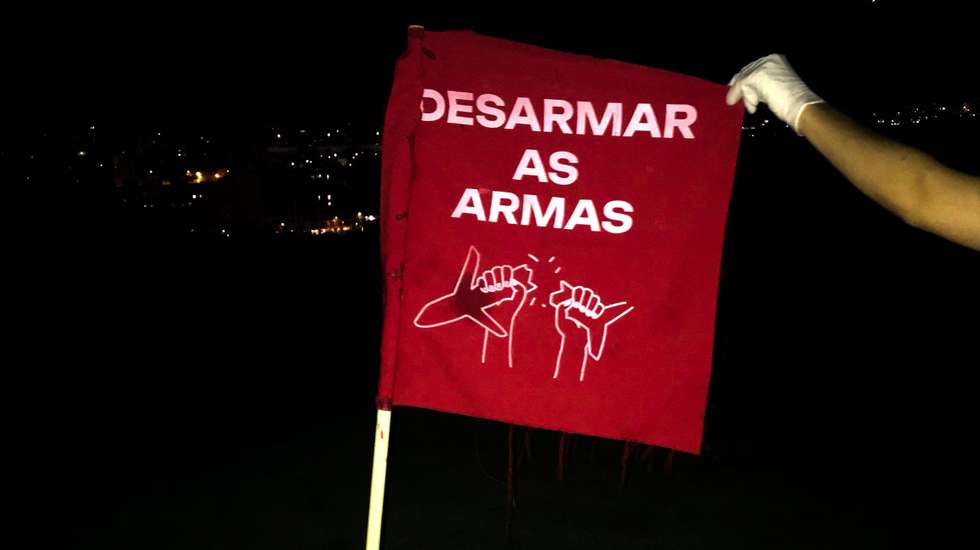 Manifestantes repetiram modelo de ação realizada em julho e despejaram cimento nos buracos de um campo de golf