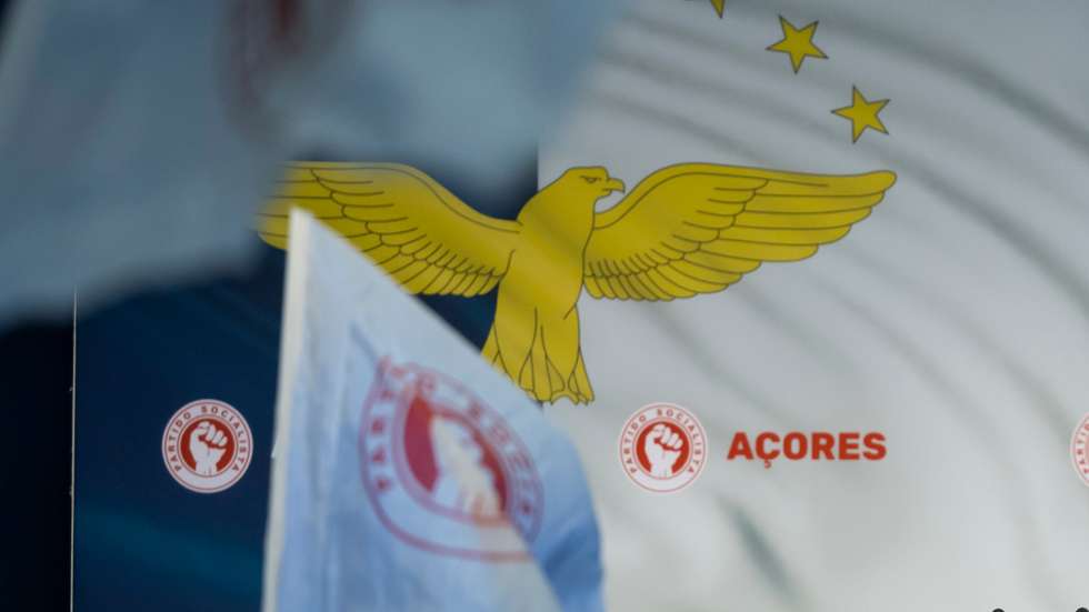 A deputada do PS diz que "o direito a uma habitação digna não pode continuar a ser adiado por falta de organização e resposta do Governo Regional", preconizando "soluções urgentes e eficazes para garantir que as famílias recebam os apoios a que têm direito"