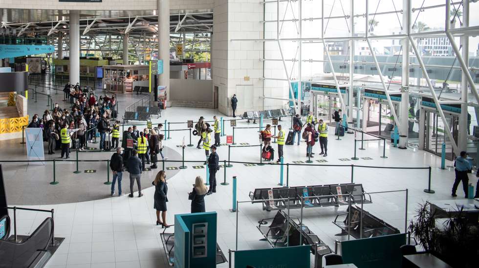 A partir do dia 1 Dezembro foi implementado em todos os aeroportos Portugueses, um novo sistema de controle, através de pulseiras, para agilizar a triagem de todos os passageiros que entram e saiam do país, de forma a existir uma maior prevenção à COVID-19. Esta medida é colocada na sequência do estado de calamidade, imposto pelo Governo. 1 de Dezembro de 2021 Aeroporto Humberto Delgado, Lisboa TOMÁS SILVA/OBSERVADOR