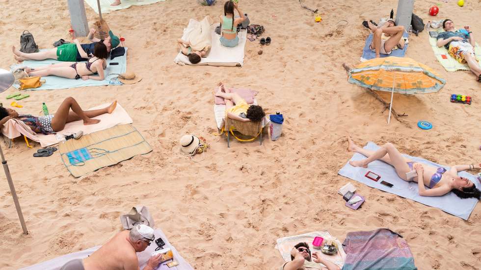 Ao vermos "Sun & Sea" quase que vemos as nossas fotografias de férias, as últimas, aquelas que foram mais ou menos memoráveis