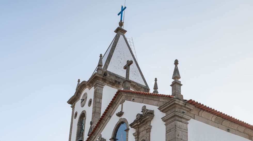 Os danos provocados na cobertura do edifício permitem a entrada de água no interior, aumentando os níveis de humidade em paredes e tetos, que já levou à queda de elementos decorativos