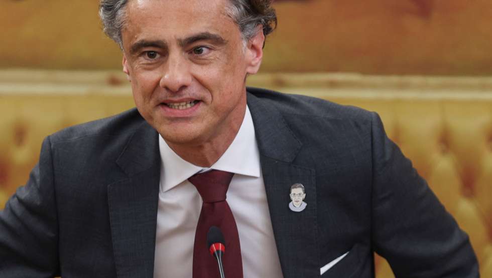 O candidato a provedor da Justiça utilizou um pin de Ruth Bader Ginsburg na lapela do casaco no passado dia 9 de abril
