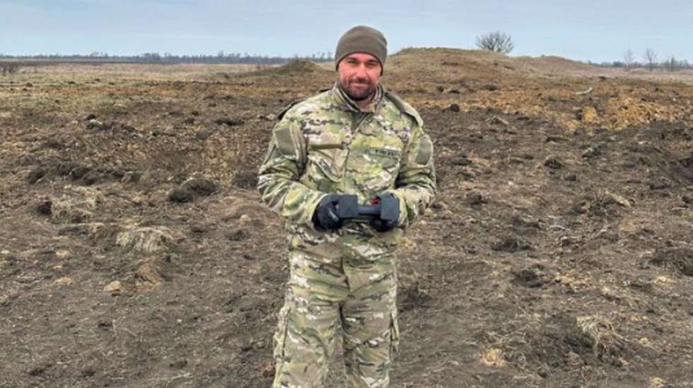 Dolgopolov com o comando através do qual controla o drone