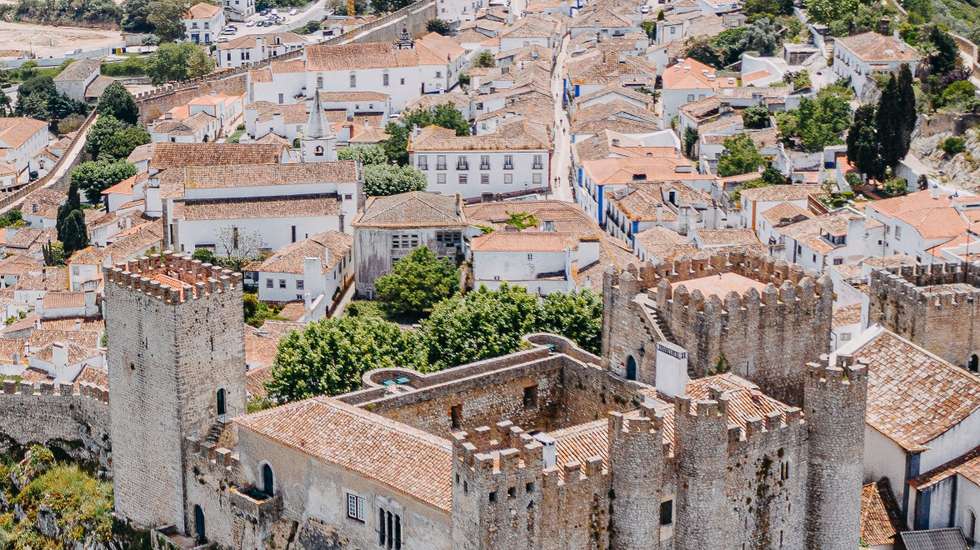 Cidade Criativa da UNESCO na área da Literatura desde 2015 e palco de dois festivais anuais de literatura (Folio e Latitudes) Óbidos aposta da literatura e na língua portuguesa como a principal linha da candidatura que propõe a criação de um Centro Internacional da Literatura e do Conhecimento