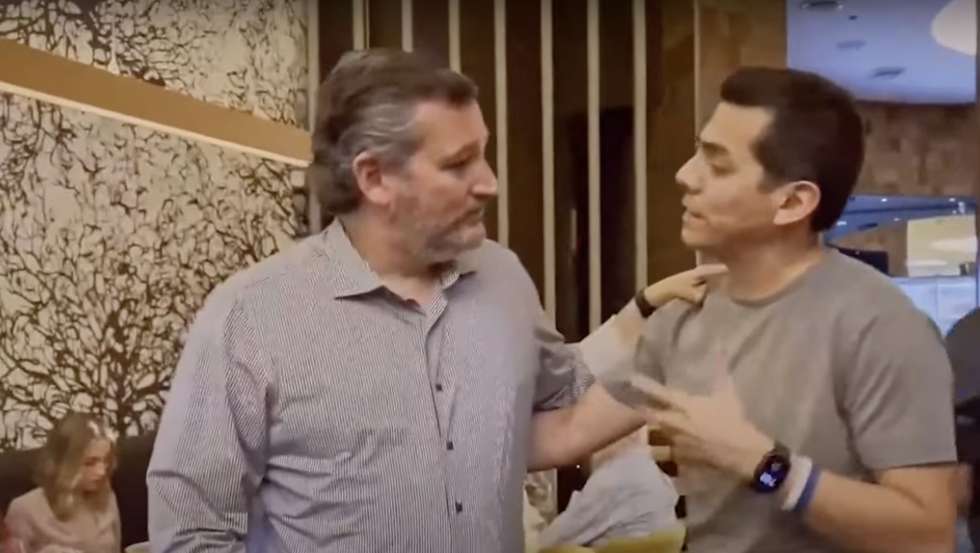 O homem que aborda Ted Cruz é Benjamin Hernandez, um membro do grupo liberal pró-democracia "Indivisible Houston"