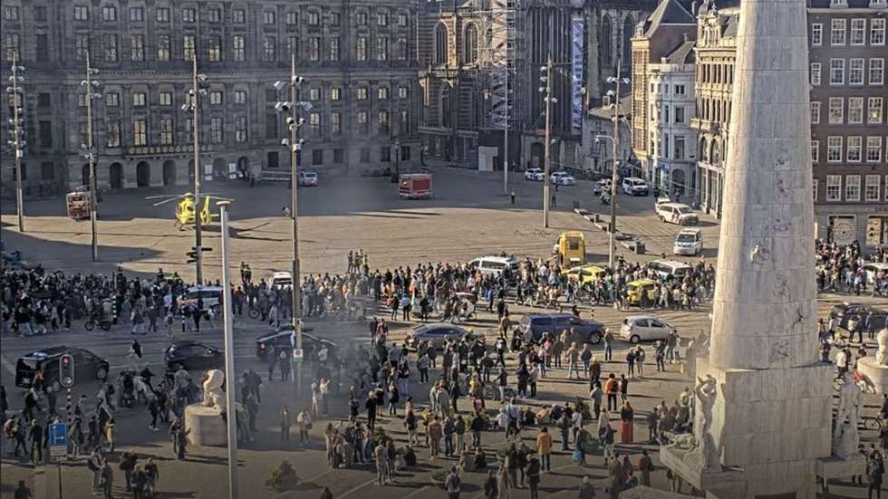 Helicóptero e outros meios de socorro na praça Dam (onde está o palácio real), perto da qual ocorreu o ataque