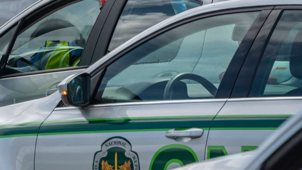 Carro da GNR acompanhado de três guardas