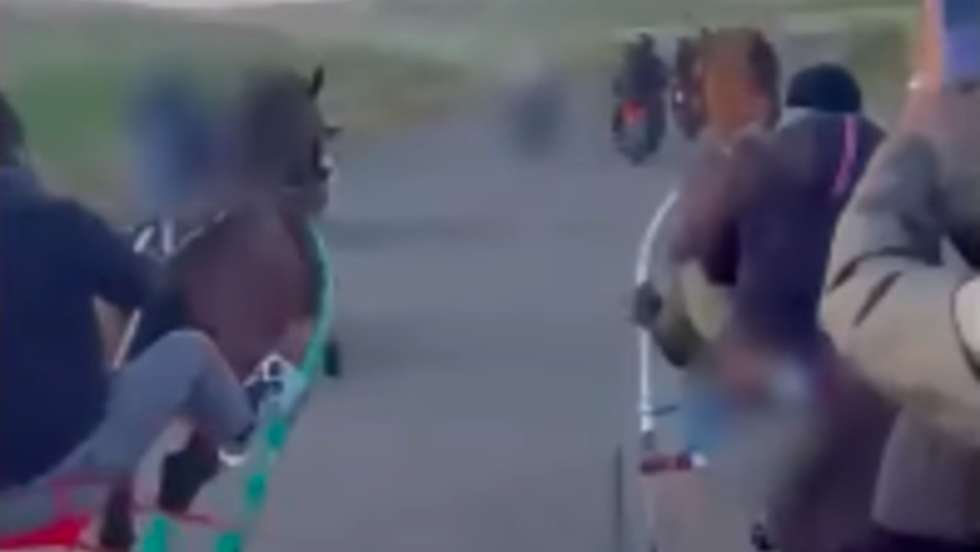 Corrida ilegal de cavalos, na Sicília.