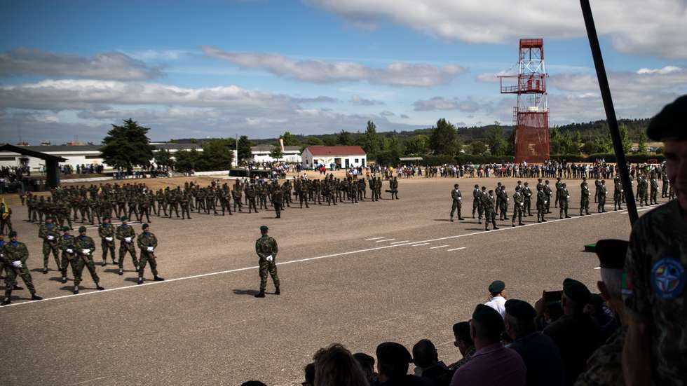 Reportagem: Dia dos Paraquedistas. Na base militar de Tancos, Vila Nova da Barquinha (Santarém), todos os anos se juntam milhares de paraquedistas de todo o país que serviram, ou servem, as forças armadas Portuguesas. Ali se reencontram, para celebrar a camaradagem, a integridade, e a lealdade que esta força especial requer, e para recordarem e reviverem juntos, os bons e maus momentos. 23 de Maio de 2022 Tancos, Santarem TOMÁS SILVA/OBSERVADOR