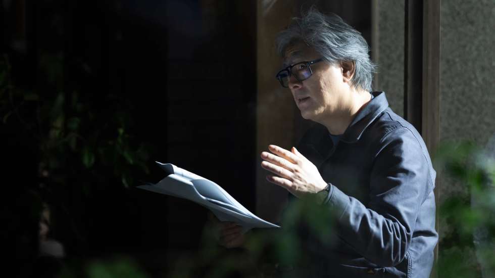 "No papel, esta história é triste. Não é coisa bonita nem divertida de se ver. Tive, por isso, de deitar os sentimentos cá para fora de outra maneira, sem carregar na seriedade da tragédia", diz Park Chan-wook sobre "Sem Alternativa"
