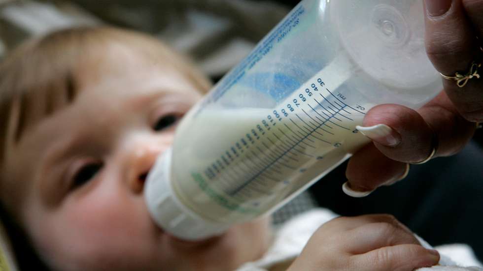 Bebé alimentado a biberão