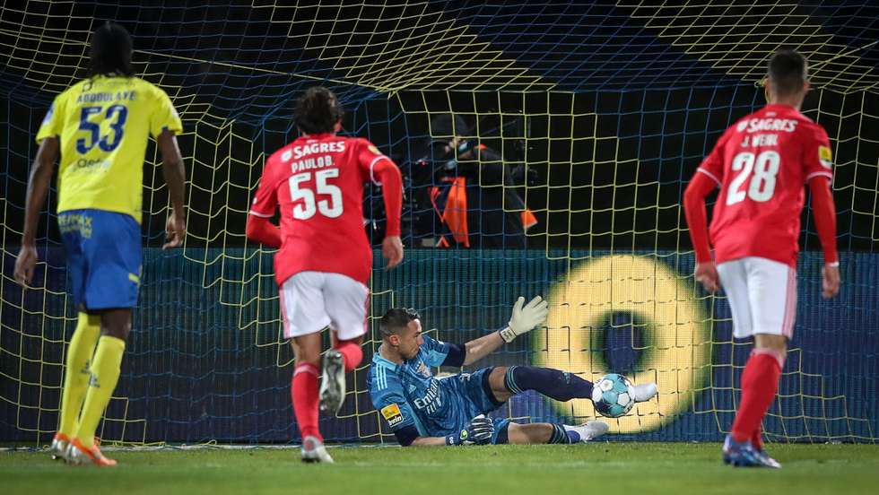 O guarda-redes encarnado cometeu a grande penalidade mas depois defendeu o remate de Basso