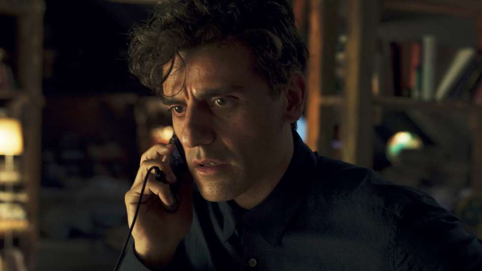 Oscar Isaac interpreta Steven Grant, um pacato vendedor de souvenirs de um museu londrino, que todos os dias adormece acorrentado à cama e com múltiplos cadeados na porta, não com medo do exterior, mas do que ele próprio poderá fazer quando o sono substitui o seu consciente pelo inconsciente