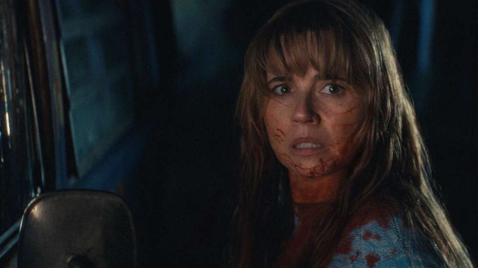 Linda Cardellini, a protagonista, dá-nos pena, medo, graça, raiva, nervos, tudo. Até um pouco de ponta. Sem over acting, mas com o exagero que se pede ao género
