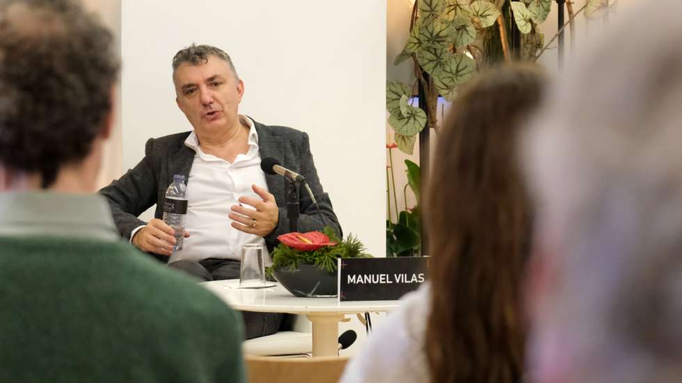 Manuel Vilas (aqui na apresentação que fez nas Correntes d'Escritas) decidiu escrever "Os Beijos" quando Ingrid Bergman diz a Humphrey Bogart “o mundo está a desmoronar-se e nós apaixonados”