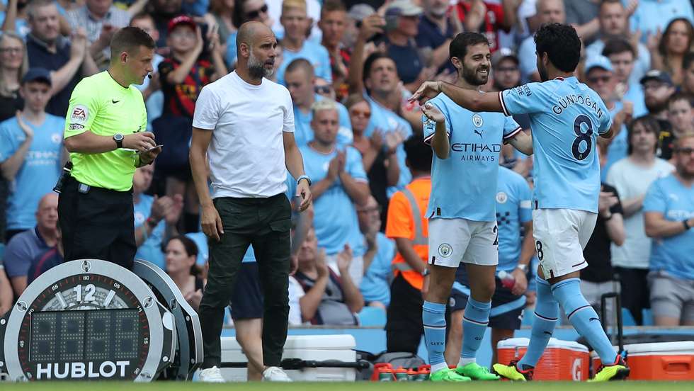 Momento da entrada em campo de Bernardo Silva foi aproveitado pelos adeptos do Manchester City para pedirem ao português para ficar no clube