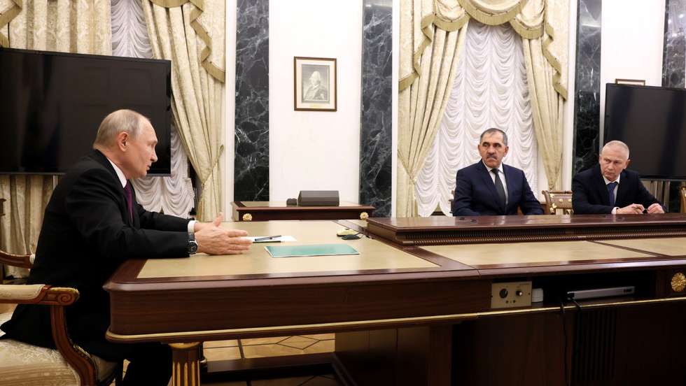 Vladimir Putin reúne-se com Andrei Troshev, antigo comandante da Wagner (à direita)